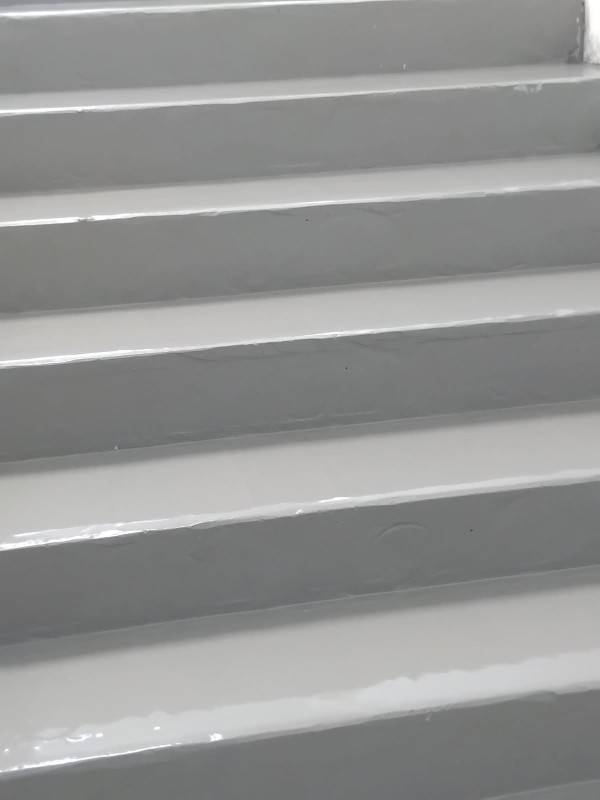 Rénovation d’un escalier avec ragréage et pose d’une revêtement PVC marche intégrale à Rouen 